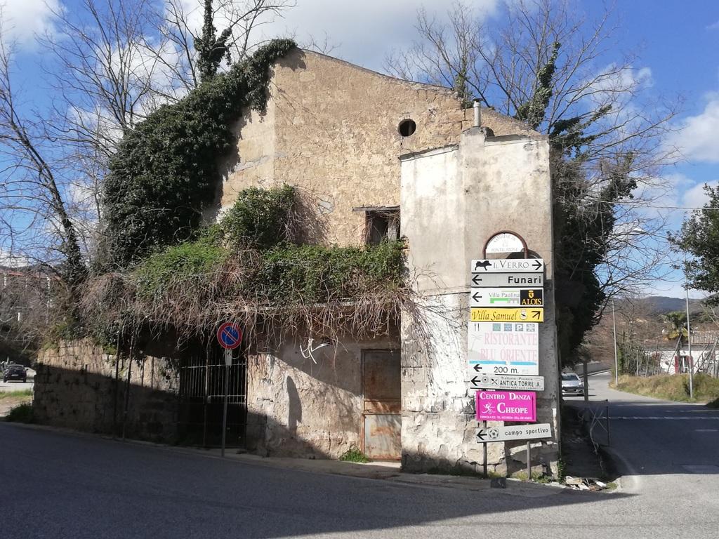 Palazzo Via Ponte Pellegrino 6 vani 300mq