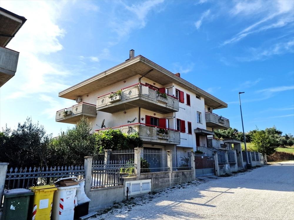 Villa bifamiliare Via Maiella Pianacce 6 vani 235mq