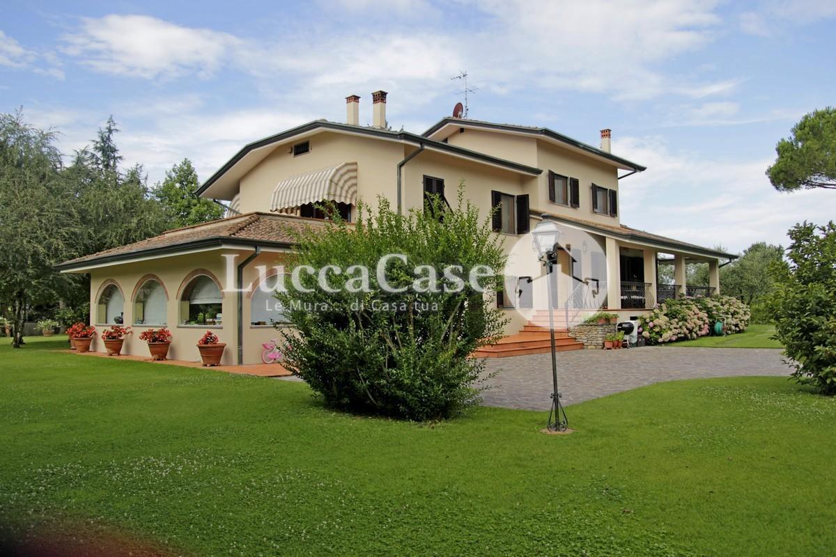 Sale Villa, Lucca foto