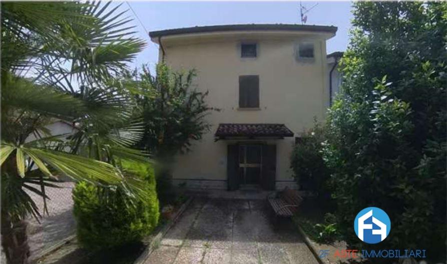 casa indipendente in vendita a Gualtieri in zona Santa Vittoria