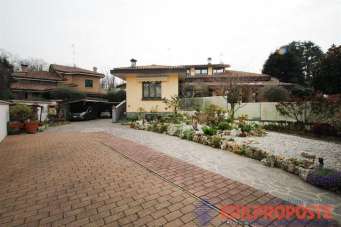 Vendita Villa bifamiliare, Lazzate