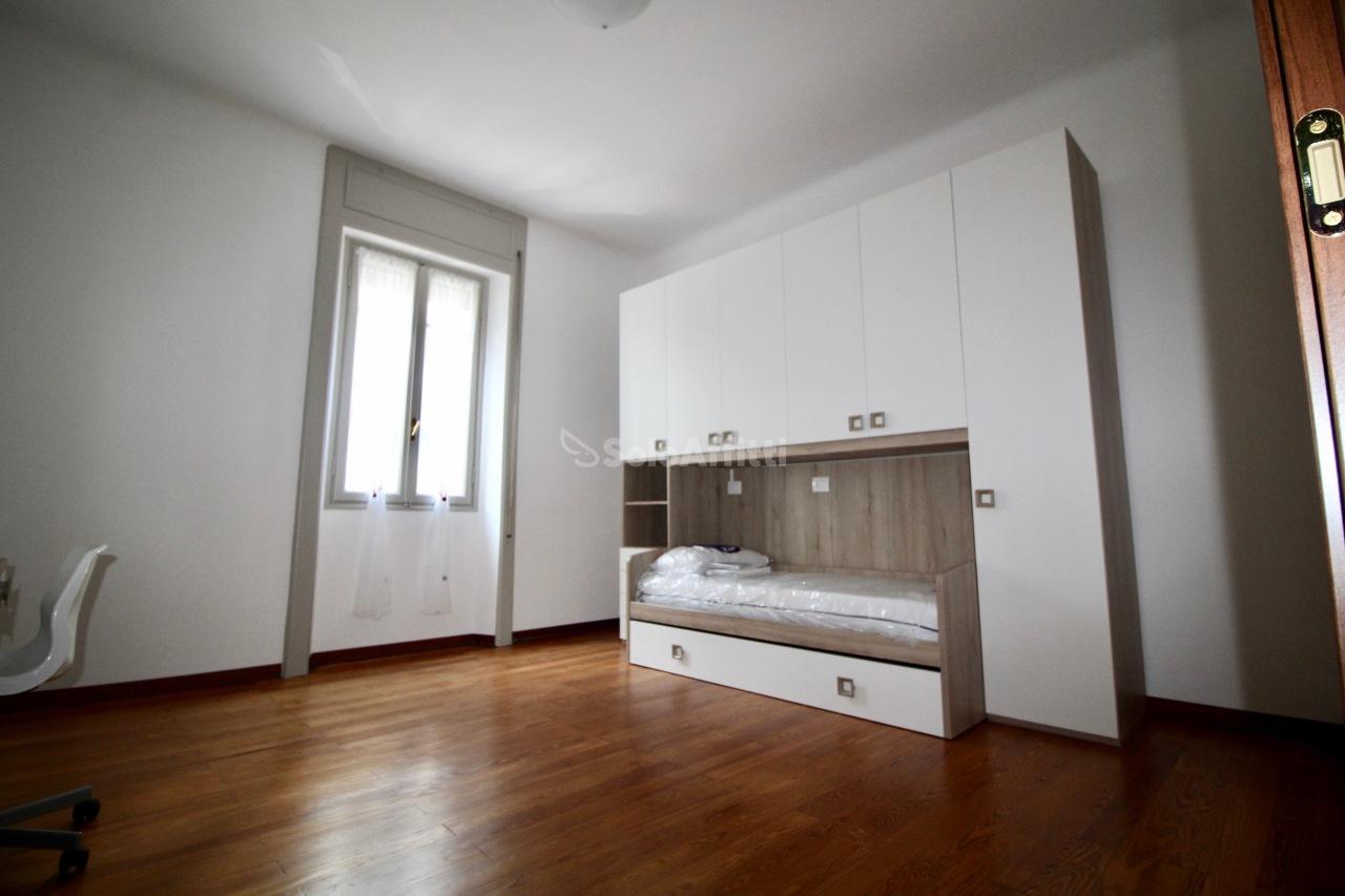 Rent Four rooms, Novara foto