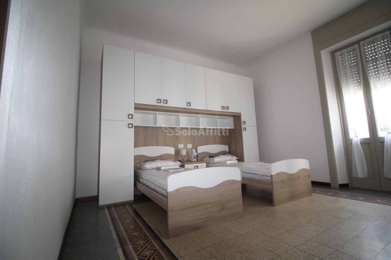 Rent Four rooms, Novara foto