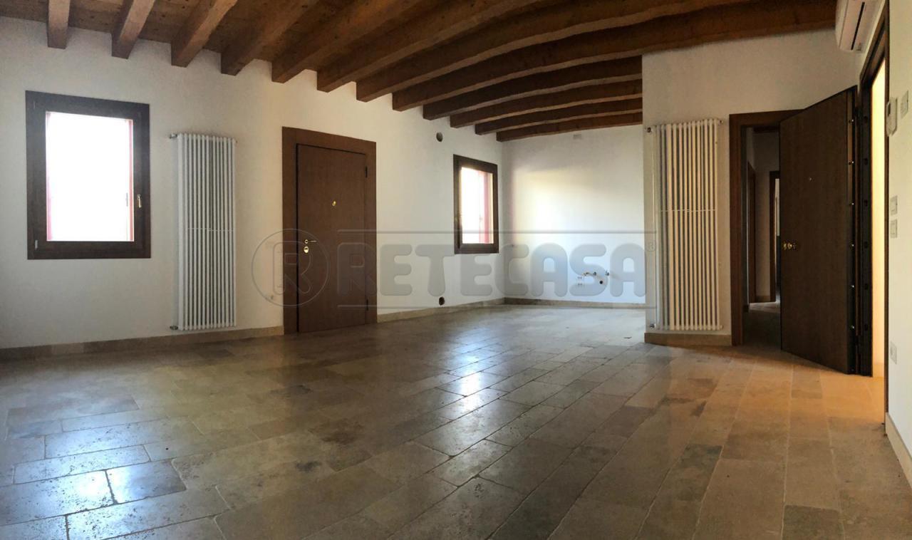 Renta Dos habitaciones, Bassano del Grappa foto