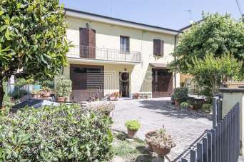 Vendita Villa bifamiliare, Imola