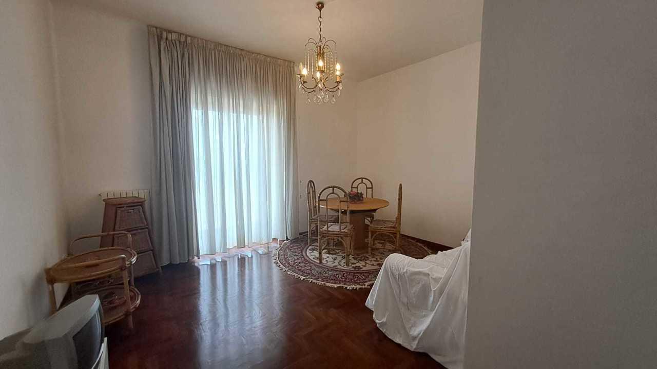 Rent Four rooms, Salerno foto