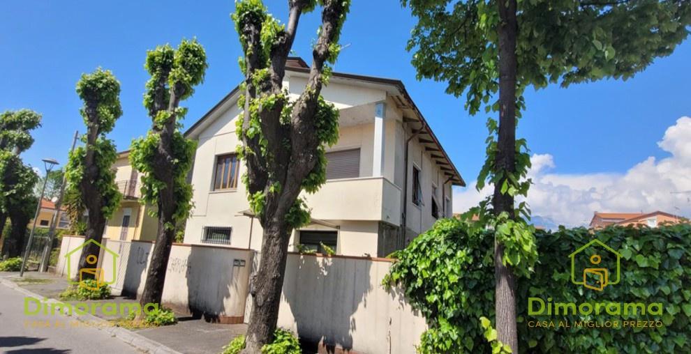 Via XXIV Maggio 1/b Frazione Avenza 5 vani 159mq