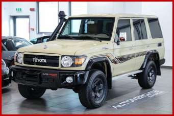 TOYOTA Land Cruiser Benzina 2022 usata