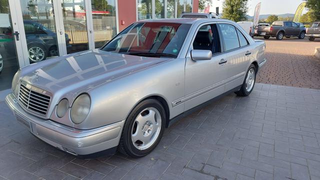 MERCEDES-BENZ E 200 Benzina 1996 usata, Italia foto