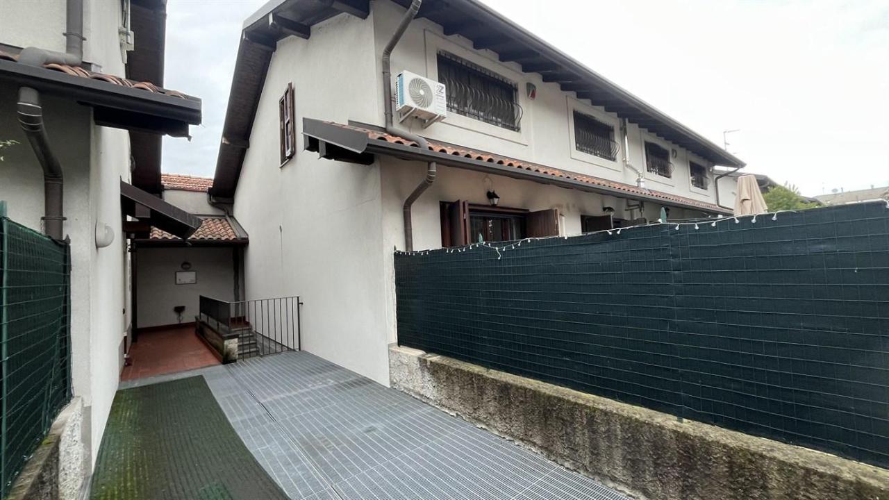 Vendita Villa a schiera, Caronno Pertusella foto