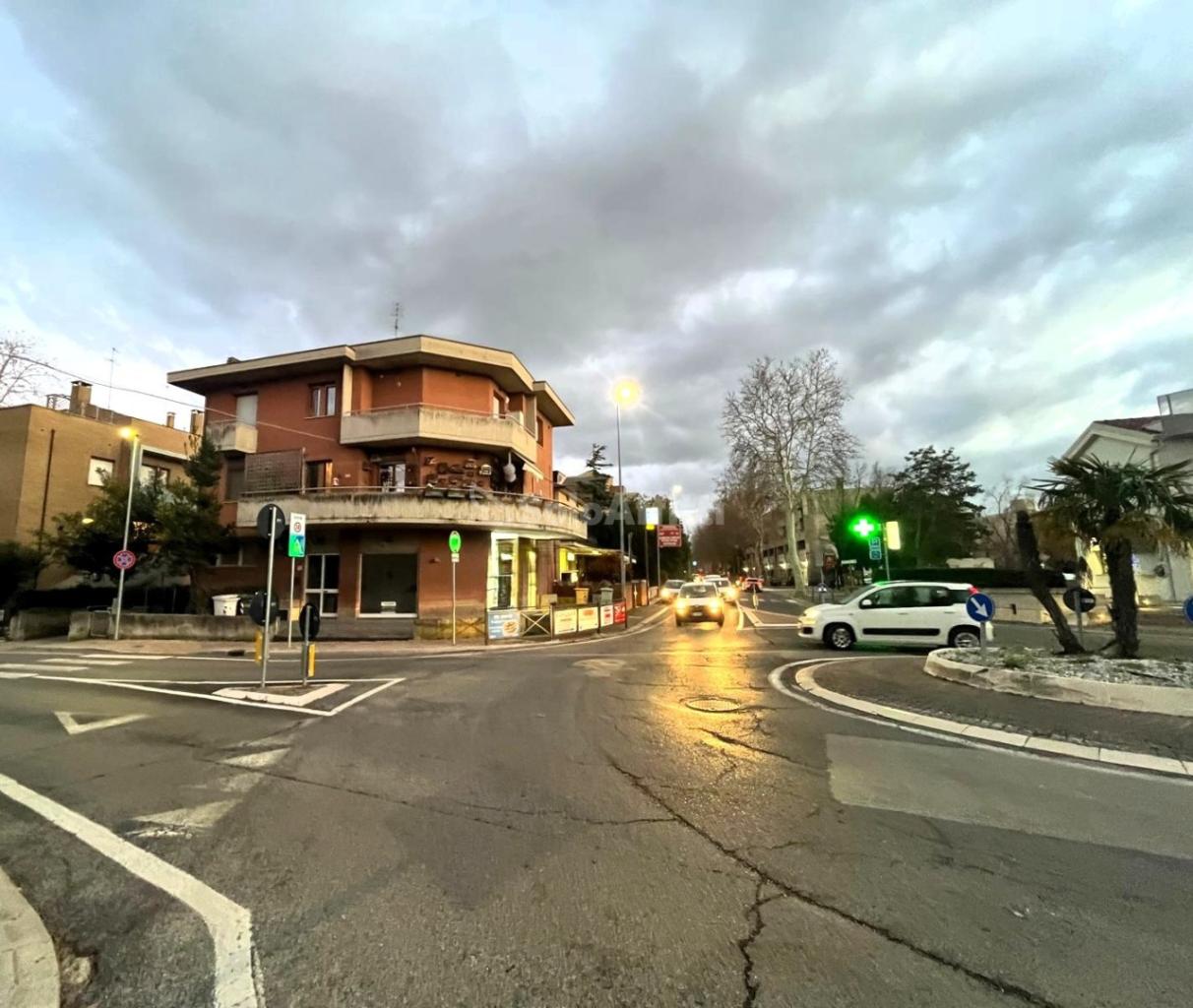 Affitto 2 vetrine, Senigallia foto