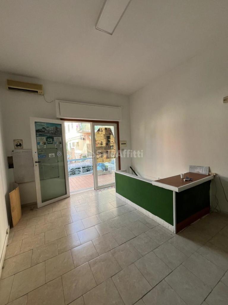 Affitto 1 vetrina, Pozzuoli foto