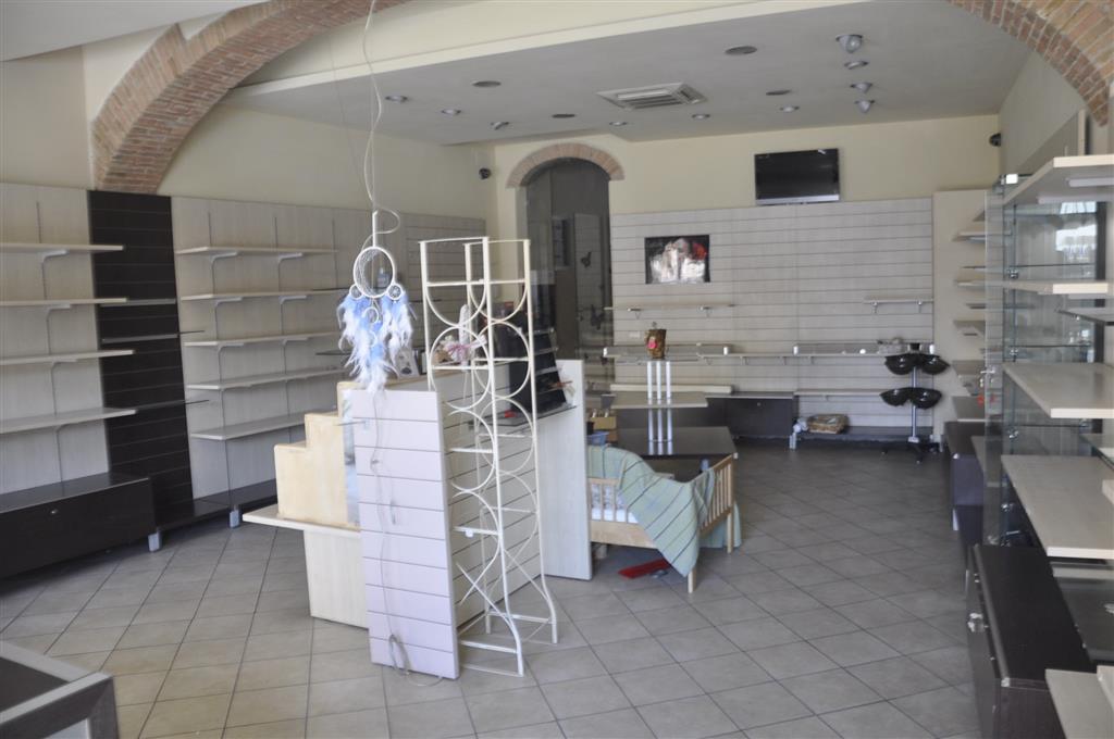 Affitto Negozio, Poppi foto