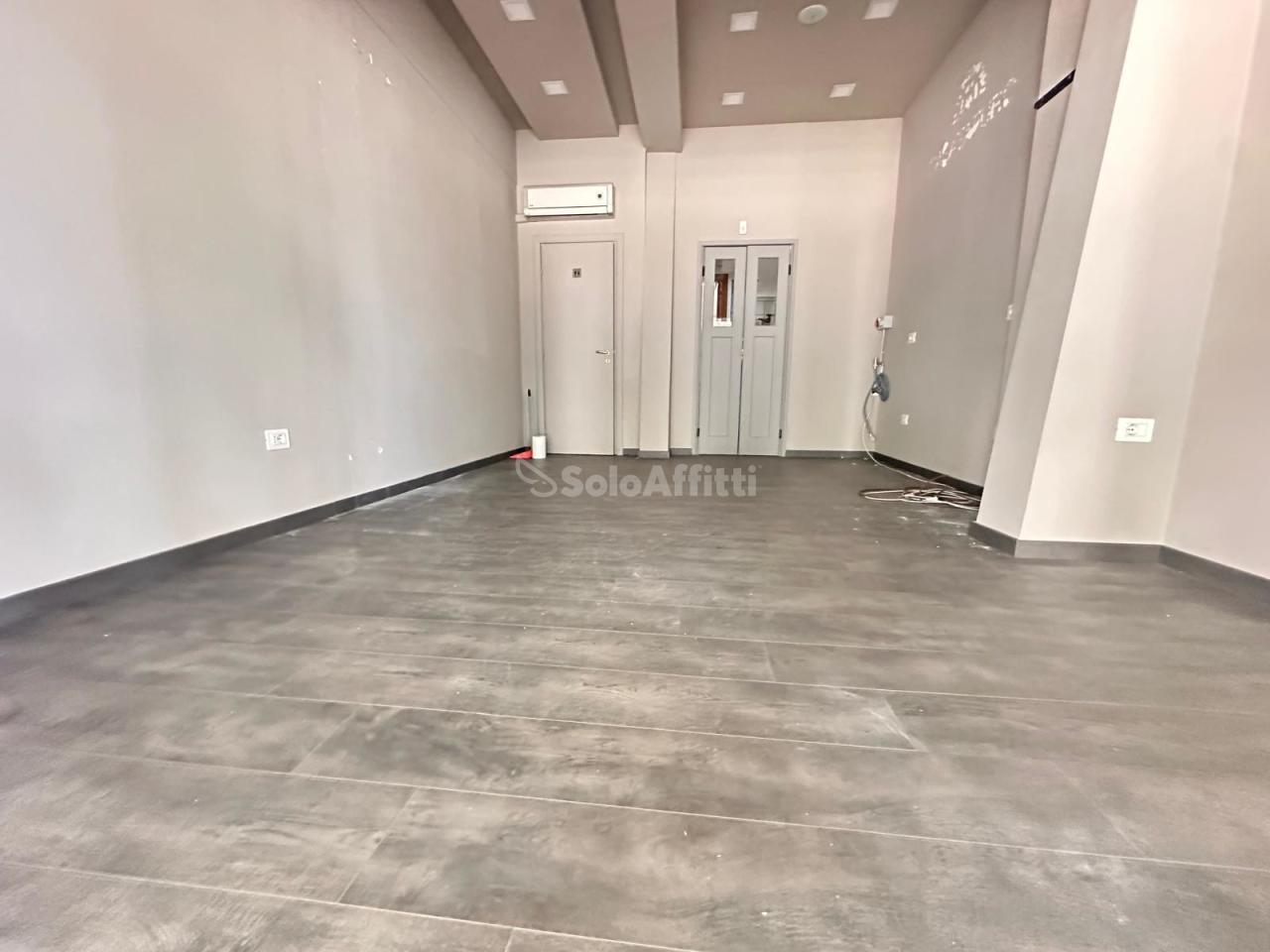 Affitto 1 vetrina, Caserta foto