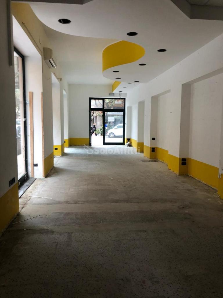 Affitto 5 vetrine, Pescara foto