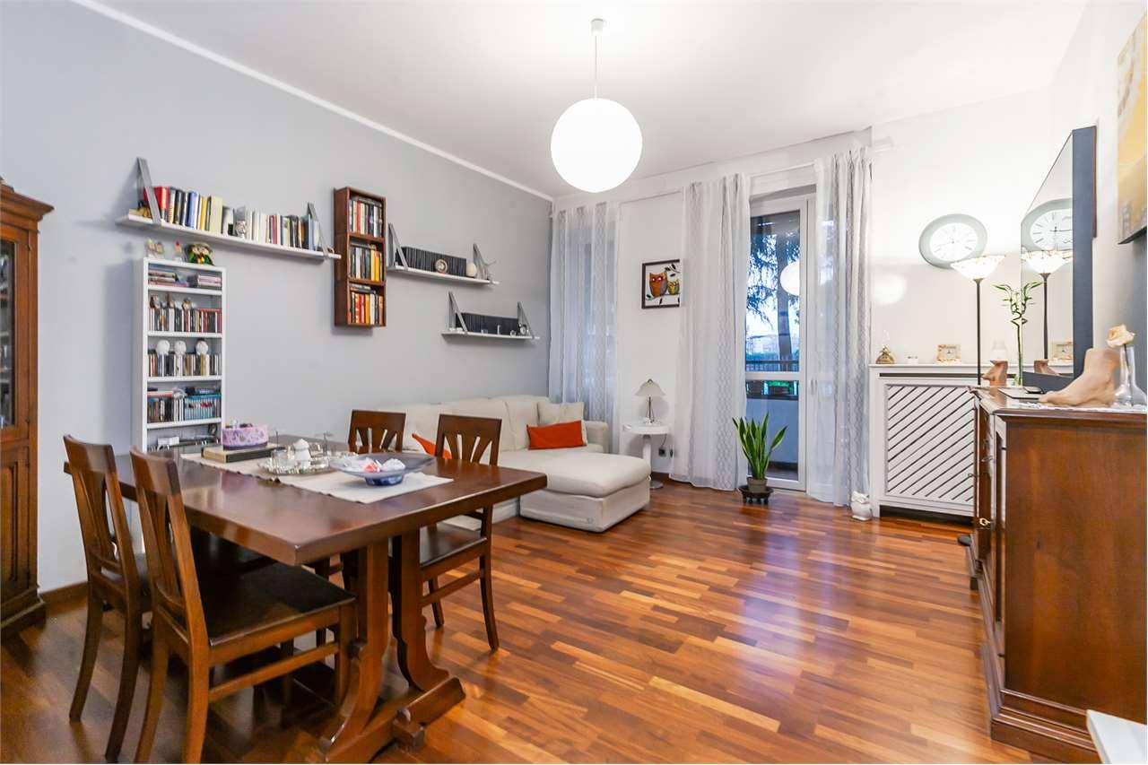 Vendita vendita, Milano foto