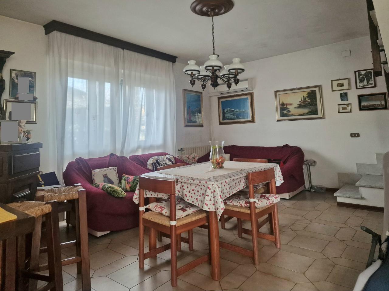 Vendita Pentavani, Massa foto