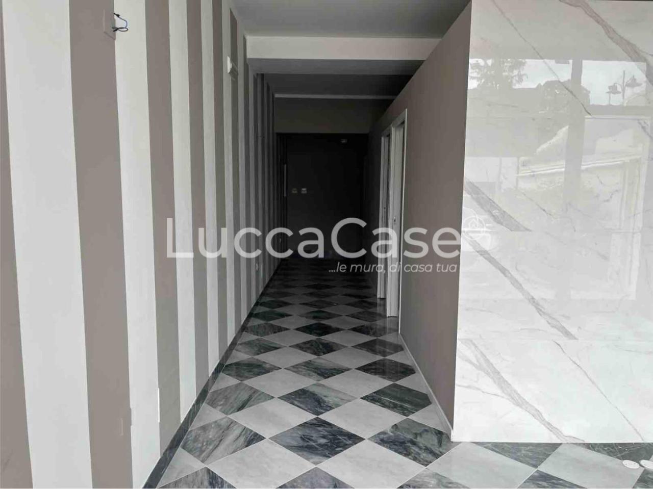 Affitto Locale commerciale, Lucca foto