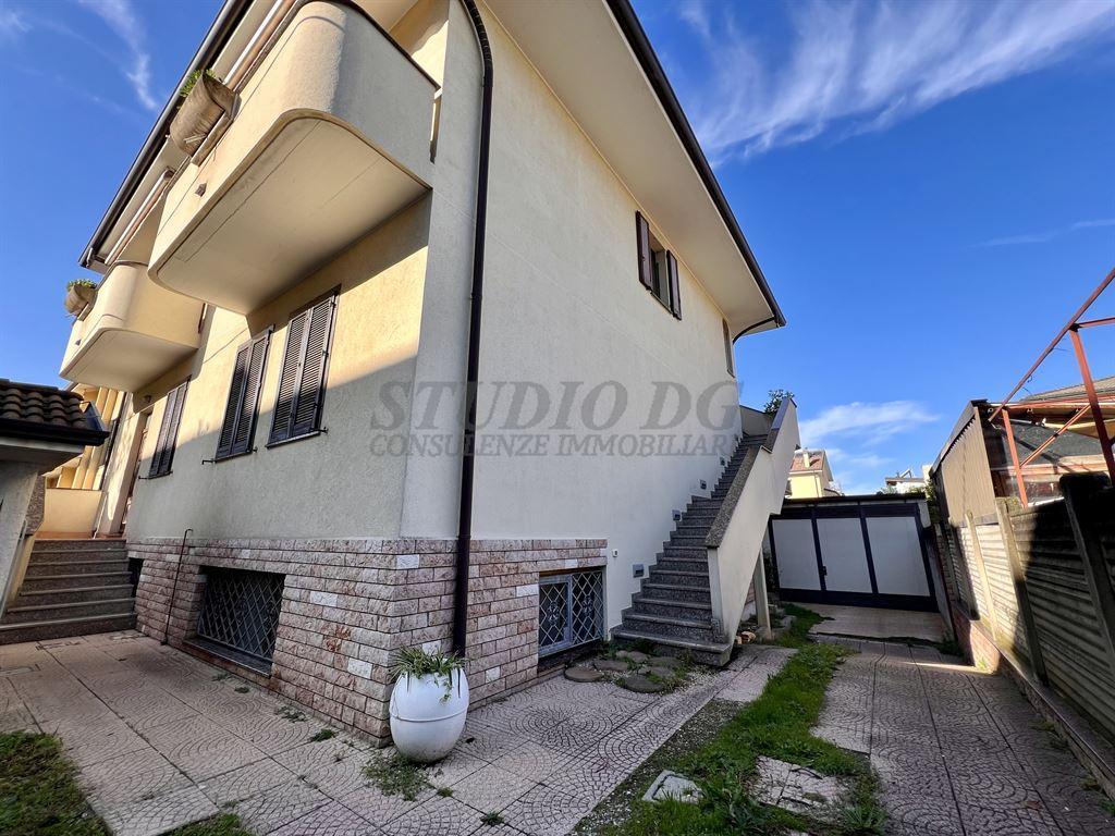 Vendita Villa bifamiliare, Limbiate foto