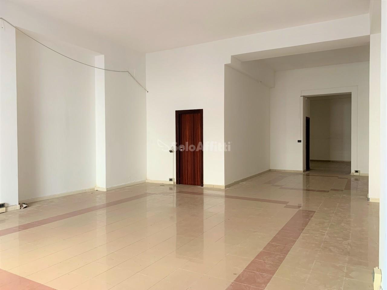 Affitto 2 vetrine, Catanzaro foto