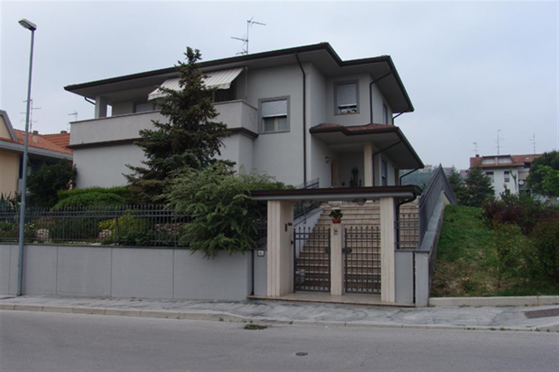 Vendita Villa trifamiliare, Vallefoglia foto
