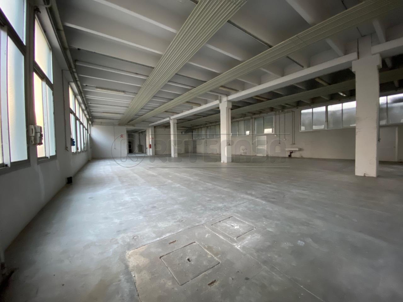 Affitto Industriale, Nove foto