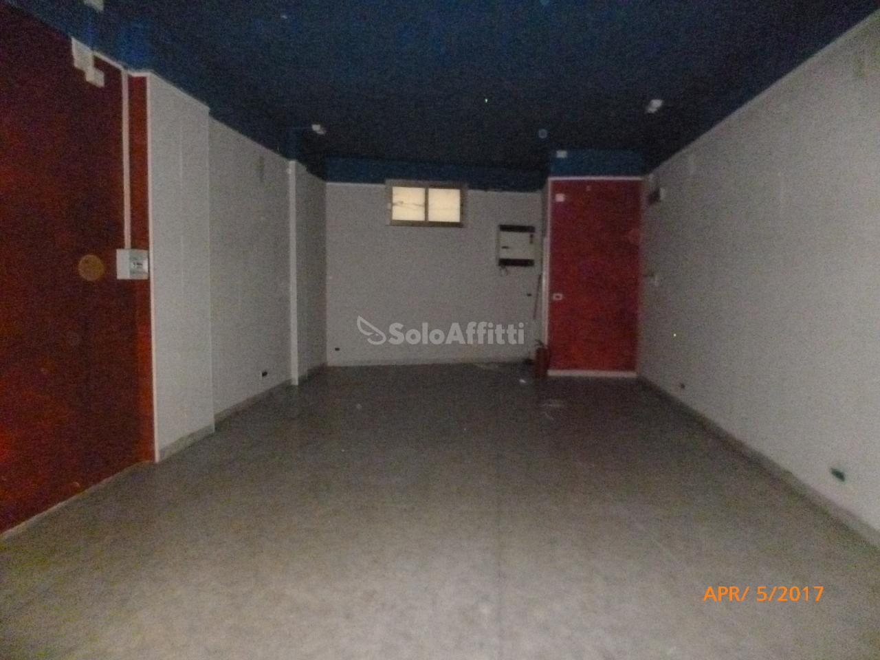 Affitto 1 vetrina, Macerata foto
