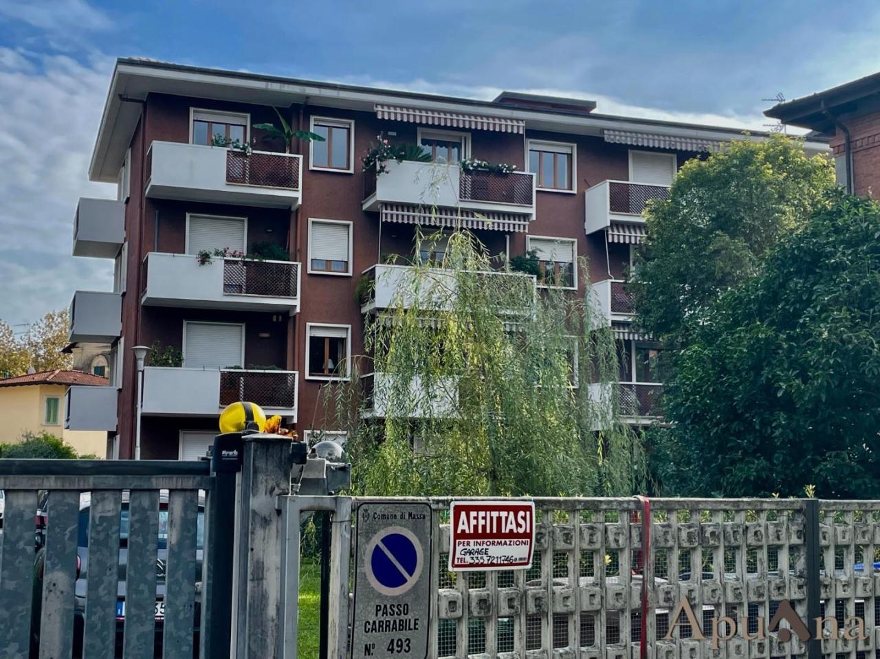 Affitto Box, Massa foto