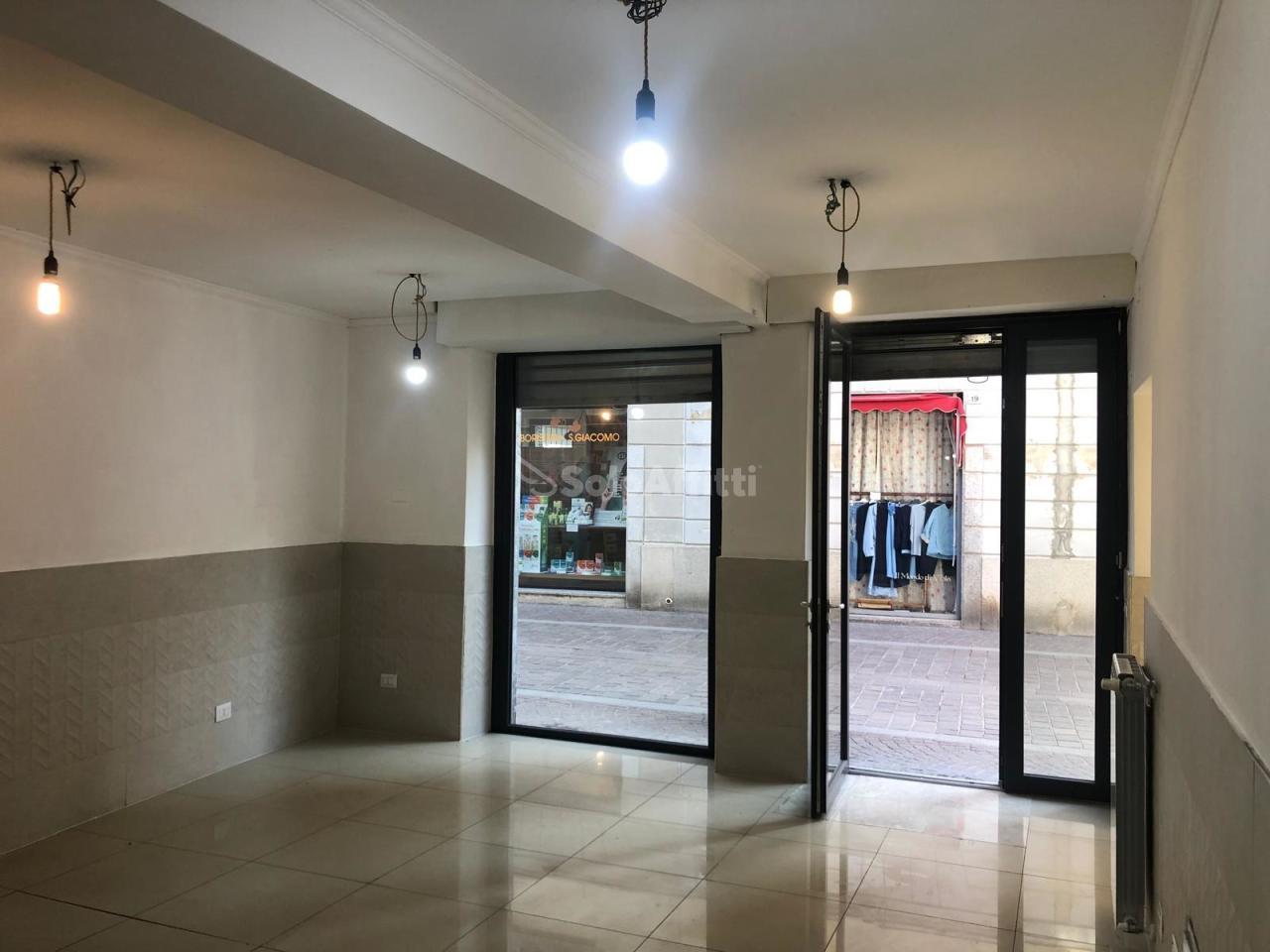 Affitto 3 vetrine, Saronno foto