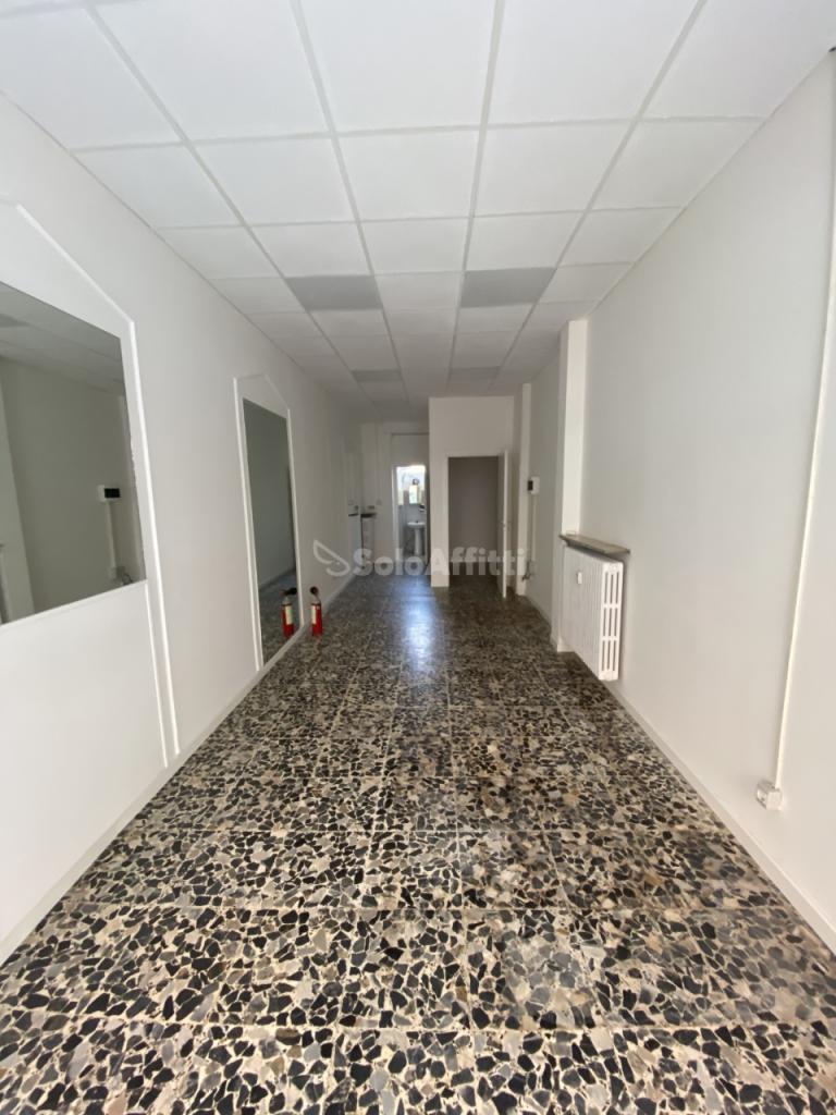 Rent 1 vetrina, Novara foto