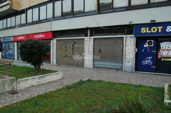 Affitto 2 vetrine, Roma Affitto 2 vetrine, Roma