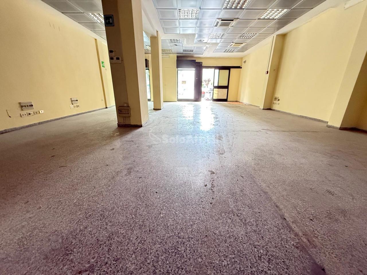 Affitto 2 vetrine, Caserta foto