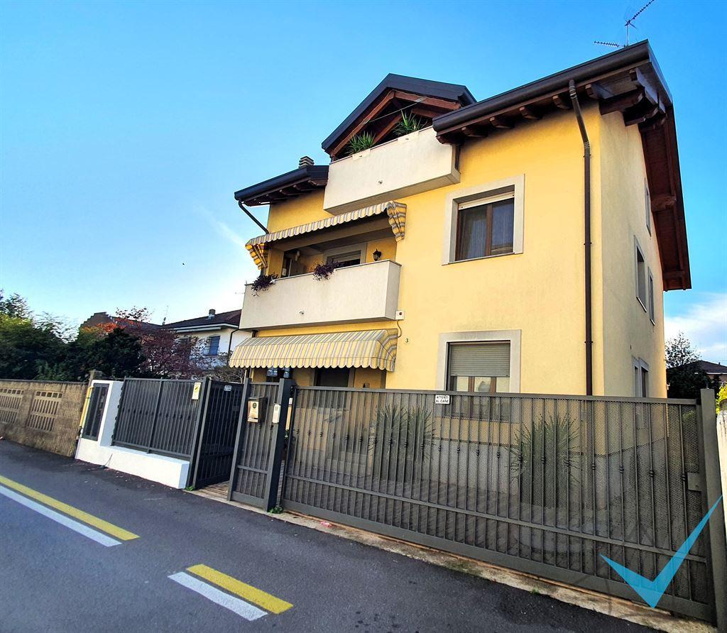 Vendita Villa trifamiliare, Limbiate foto