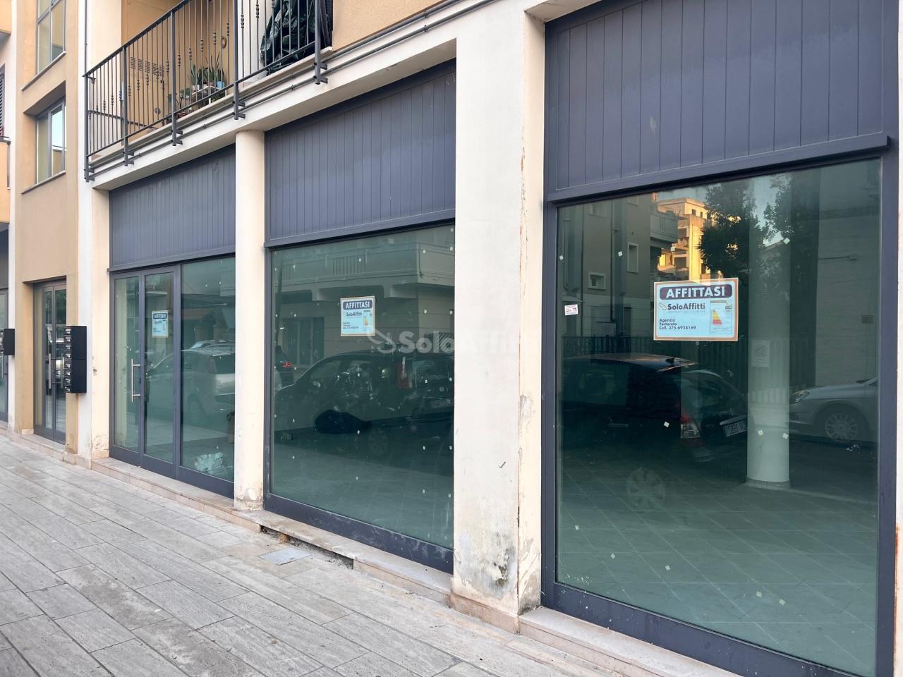 Affitto 3 vetrine, Alba Adriatica foto