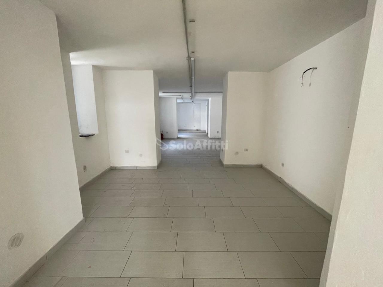 Affitto 1 vetrina, Caserta foto