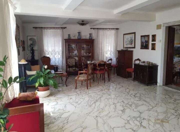 Vendita Multivani, Carrara foto
