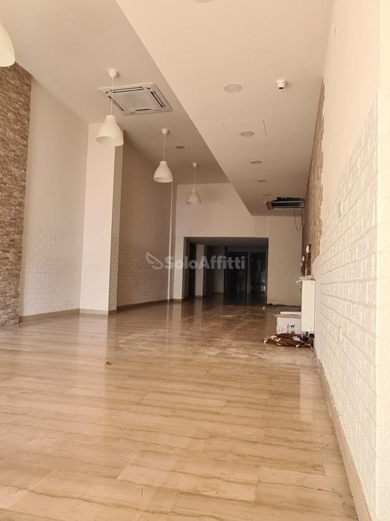 Affitto 1 vetrina, Pescara foto