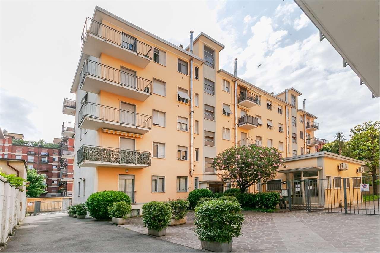 Vendita vendita, Milano foto