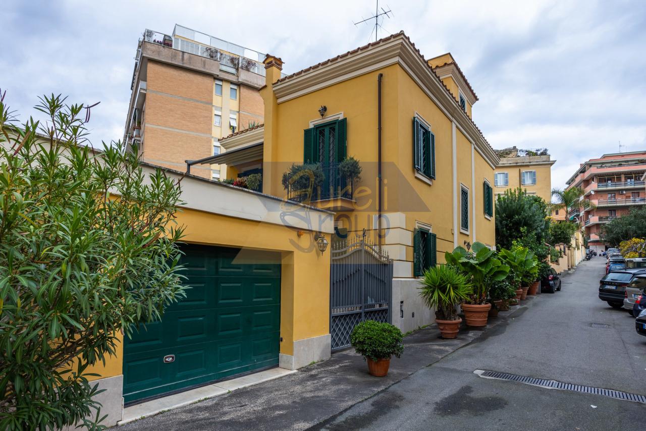 appartamento in vendita a Roma in zona Appio Latino