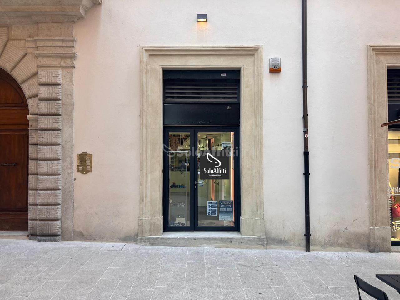 Affitto 1 vetrina, L'Aquila Affitto 1 vetrina, L'Aquila foto