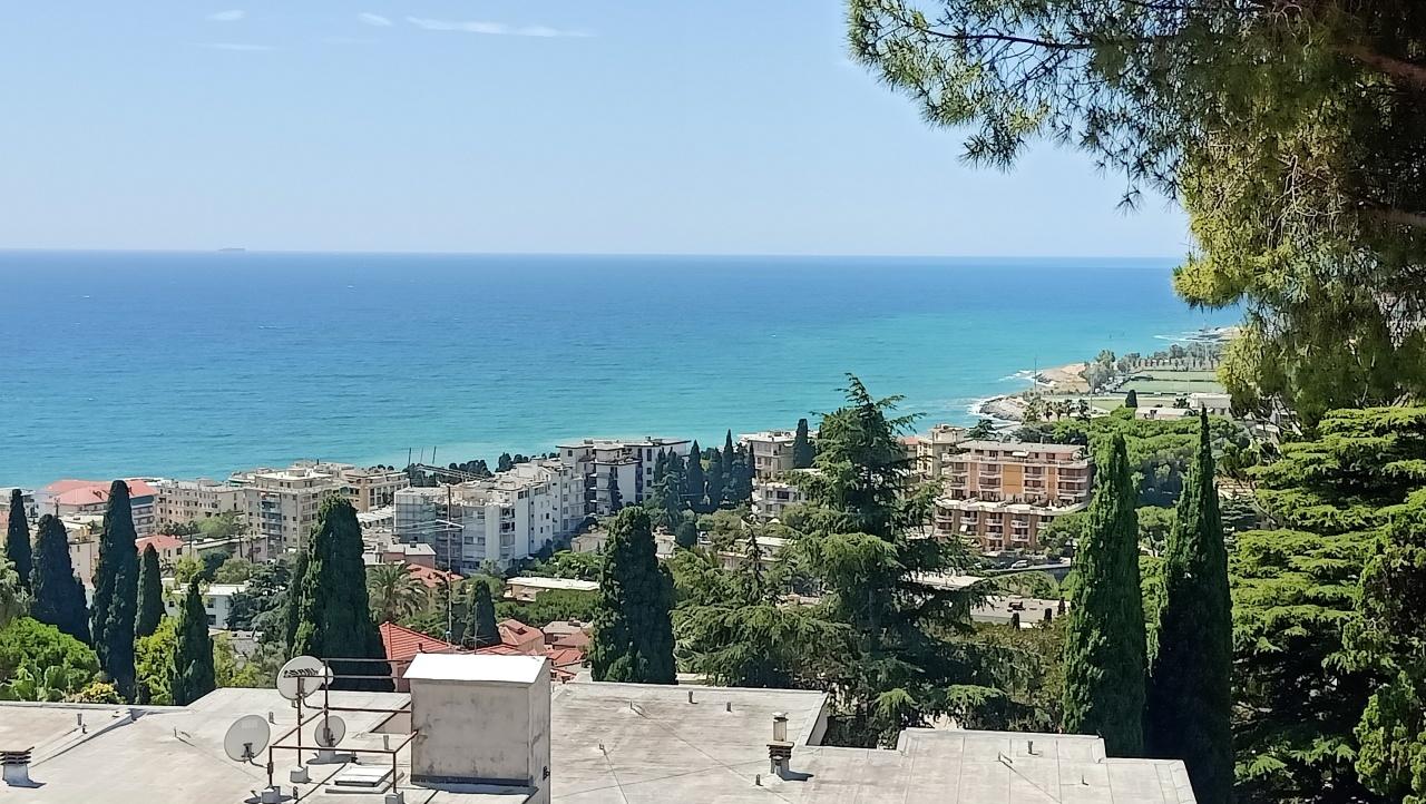 Sale Four rooms, Sanremo foto