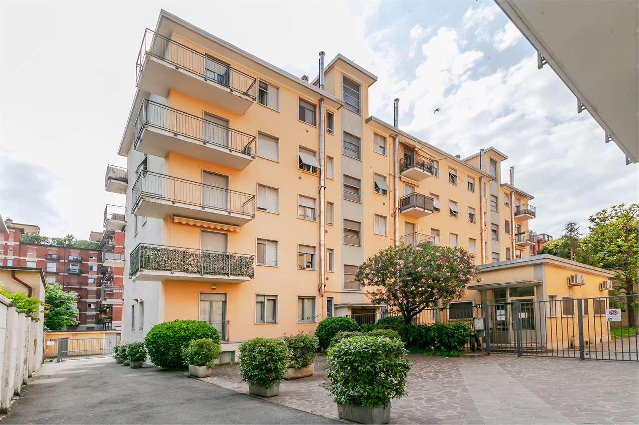 Vendita vendita, Milano foto