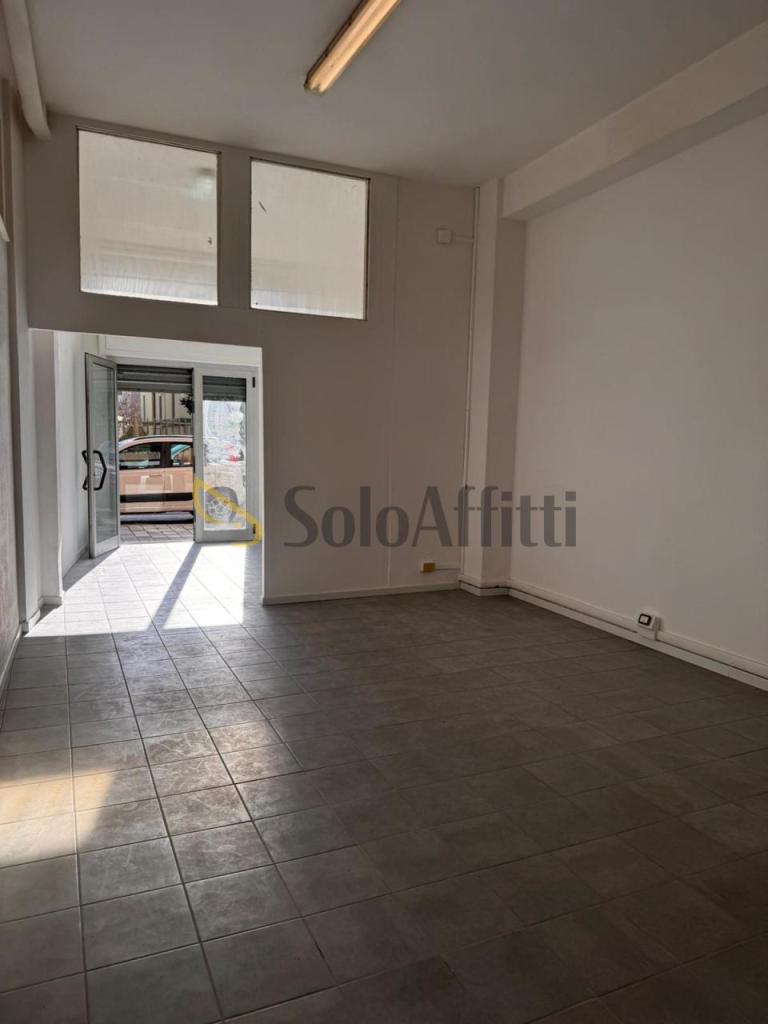 Affitto 1 vetrina, Pescara foto