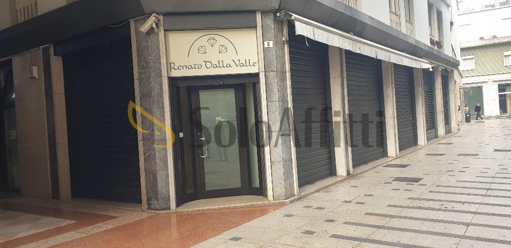 Affitto 4 vetrine, Legnago foto