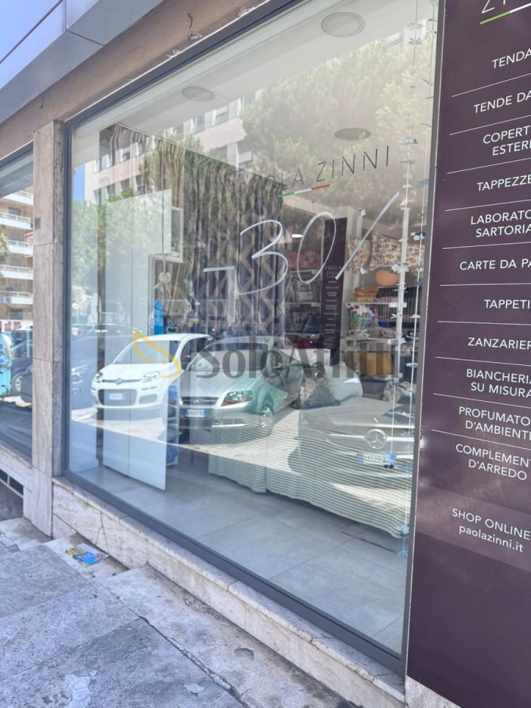 Affitto 4 vetrine, Pescara foto