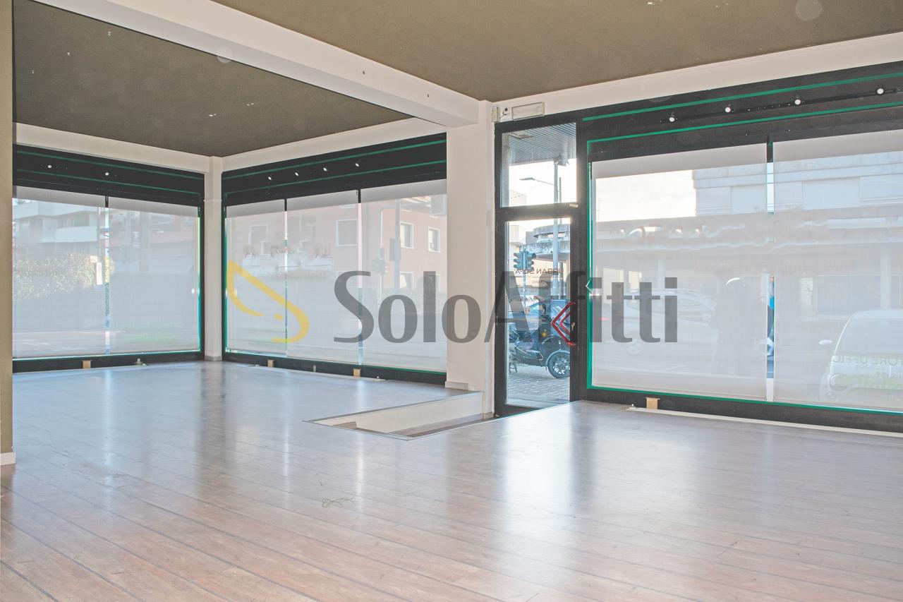 Affitto 4 vetrine, Cabiate foto