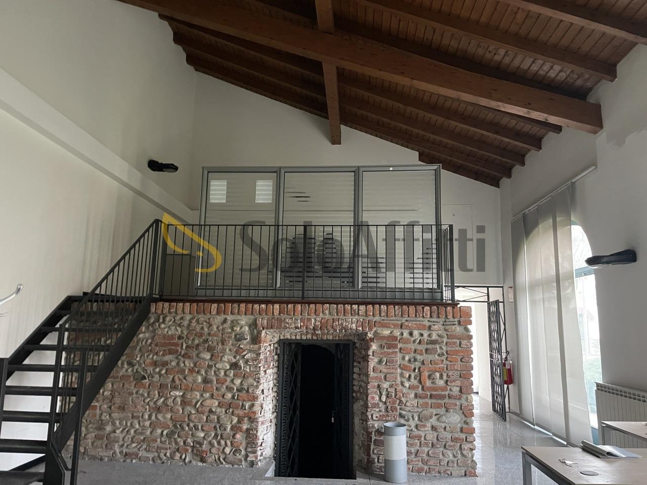 Affitto Oltre 5 vetrine, Buscate foto