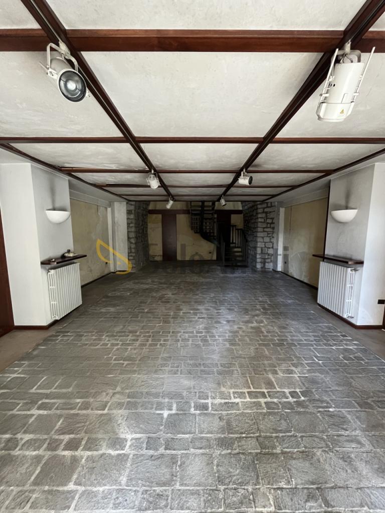 Affitto 2 vetrine, Potenza foto