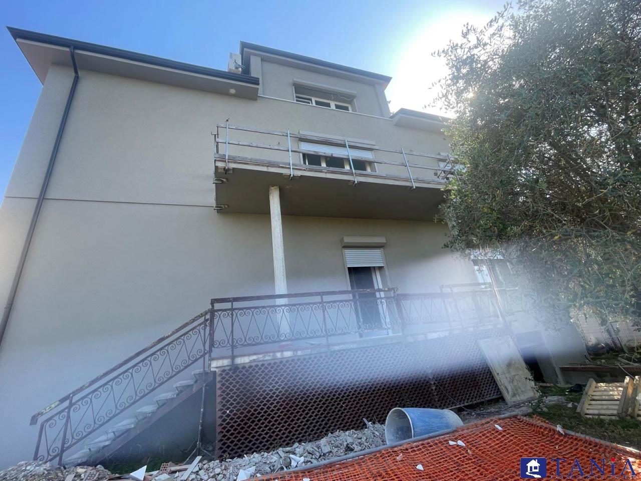 Vendita Quadrivani, Luni Vendita Quadrivani, Luni foto