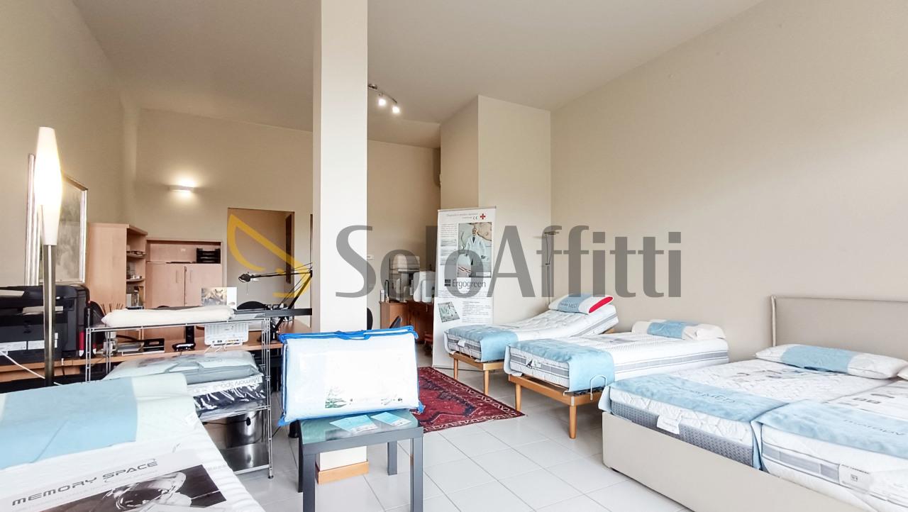 Affitto 2 vetrine, Cerro Maggiore foto